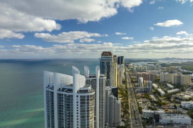 Pahalı otelleri ve Atlantik Okyanusu kıyısındaki apartman binalarıyla Sunny Isles Beach 'in yüksek açılı manzarası. Güney Florida 'daki Amerikan turizm altyapısı.