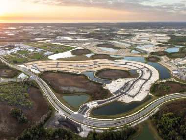 Florida banliyölerindeki hazır topraklarda konut inşaatına hazır yeni bir banliyö bölgesi. ABD 'de emlak piyasası.