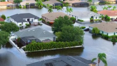 Sarasota, Florida 'daki Laurel Meadows bölgesinde Debby Kasırgası' ndan sel basmış evler. ABD 'nin güneyindeki doğal afet sonrası.