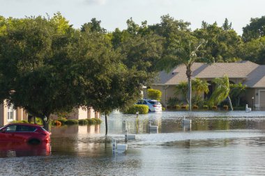 Sarasota, Florida 'daki Laurel Meadows bölgesinde Debby Kasırgası' ndan kalma su altı evleri ve arabalarla dolu bir yerleşim yeri. Güney Amerika 'daki doğal afet sonrası.