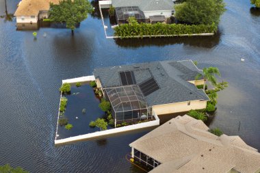 Debby Kasırgası Sarasota, Florida 'daki Laurel Meadows mahallesindeki evleri sular altında bıraktı. Doğal afetten sonra.