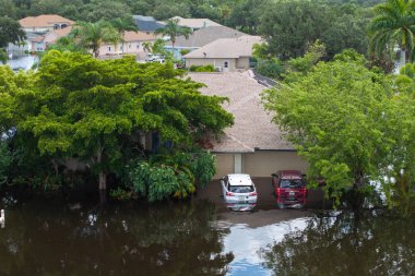 Debby kasırgası Florida 'nın Sarasota kentindeki konut ve arabaları sular altında bıraktı. Doğal afetten sonra.