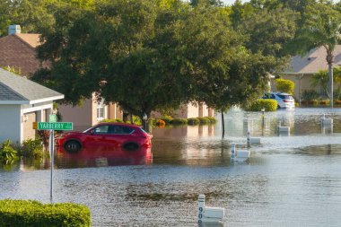 Debby kasırgası Florida 'nın Sarasota kentindeki konut ve arabaları sular altında bıraktı. Doğal afetten sonra.