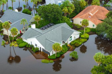 Debby kasırgası, Florida 'nın Sarasota kentindeki banliyö yerleşim yerlerini sular altında bıraktı. Doğal afetten sonra.