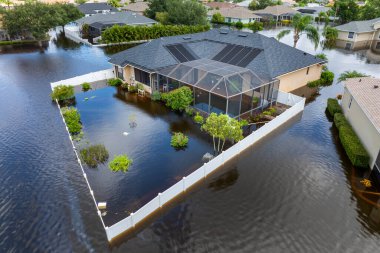 Debby kasırgası, Florida 'nın Sarasota kentindeki banliyö yerleşim yerlerini sular altında bıraktı. Doğal afetten sonra.