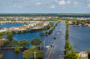 Debby Kasırgası 'ndan sonra Florida caddesini su basmış. Etrafı suyla çevrili. Doğal afetin sonuçları..