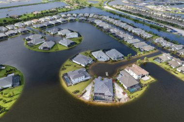 Debby Kasırgası, Sarasota, Florida 'daki yerleşim yerlerini sular altında bıraktı. Doğal afetten sonra.