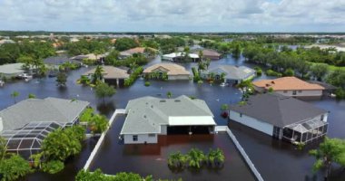 Sarasota, Florida 'daki Laurel Meadows bölgesinde Debby Kasırgası' ndan sel basmış evler. ABD 'nin güneyindeki doğal afet sonrası.
