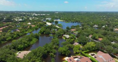 Sarasota, Florida kırsal kesiminde Debby Kasırgası 'ndan kalma su altı evleriyle dolu bir yerleşim bölgesi. Güney Amerika 'daki doğal afet sonrası.