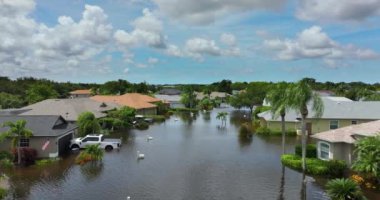 Debby Kasırgası Sarasota, Florida 'daki Laurel Meadows mahallesindeki evleri sular altında bıraktı. Doğal afetten sonra.