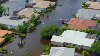 Debby kasırgası Florida 'nın Sarasota kentindeki konut ve arabaları sular altında bıraktı. Doğal afetten sonra.