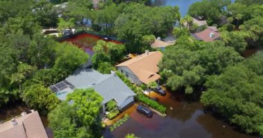 Debby kasırgası, Florida 'nın Sarasota kentindeki banliyö yerleşim yerlerini sular altında bıraktı. Doğal afetten sonra.