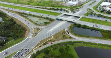 ABD 'deki elmas taşıma altyapısının hava görüntüsü. Sarasota, Florida 'da çok yönlü otoyol kavşağı.