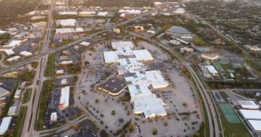 Port Charlotte, Florida 'daki büyük alışveriş merkezinin havadan görüntüsü. ABD 'nin perakende altyapısının üstünden bak