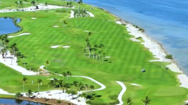 Florida 'nın güneybatısındaki Boca Grande' de yeşil çimenli büyük golf sahasının havadan görünüşü. Açık hava aktiviteleri için yer.