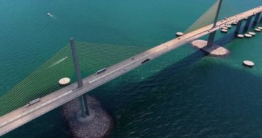 Florida 'daki Tampa Körfezi üzerindeki Sunshine Skyway Köprüsü' nün hava görüntüsü. Ulaşım altyapısı kavramı.