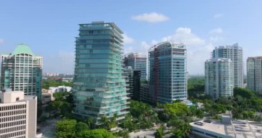 Florida, ABD 'deki Coconut Grove mahallesindeki beton ve cam gökdelen binaları. Güneşli bir günde finans bölgesi olan lüks bir Amerikan şehri..