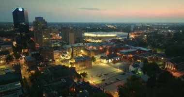 Lexington Kentucky 'nin şehir merkezindeki yüksek ofis binaları. Amerikan megapolis 'i ve geceleri finans bölgesi..