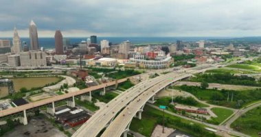 Cleveland, Ohio 'da otoyol trafiği. Amerikan şehrinin şehir merkezindeki ulaşım altyapısı. Modern ABD kentsel alanındaki yüksek gökdelen binaları.