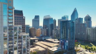 Kuzey Carolina, ABD 'de Charlotte şehrinin şehir merkezindeki çağdaş yüksek gökdelen binaları. Ticari finans bölgesiyle Amerikan megapolis.
