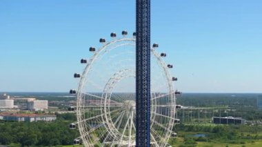 Orlando, Florida 'daki International Drive' da turistler için dönme dolap ve eğlence. ABD seyahat hedefi