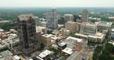 Raleigh, Kuzey Carolina, ABD. Finans bölgesi olan bir Amerikan şehri. Şehir merkezindeki yüksek ofis binaları.