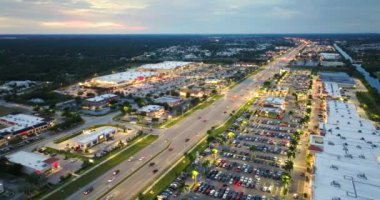 Gün batımında alışveriş merkezleri ve alışveriş merkezleri ve Kuzey Port, Florida 'da sürüş arabaları olan Amerikan otoyolu. ABD perakende ve ulaşım altyapısı.