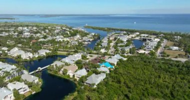 Boca Grande, Florida 'nın küçük bir kasabasında yeşil palmiye ağaçları arasında pahalı rıhtım evleri olan zengin bir mahalle. ABD Premium Konutlarının Geliştirilmesi.