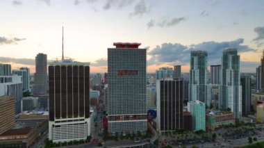 Gün batımında ABD 'nin Florida kentindeki Miami Brickell' in şehir merkezindeki ofis manzarası. Modern Amerikan megapolis 'inde yüksek ticari gökdelen binaları ve şehir trafiği.