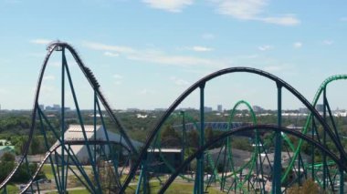 Orlando, Florida 'daki macera eğlence parkındaki hız treninin havadan görünüşü. ABD turizm merkezi