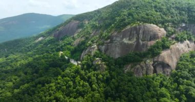 Chimney Rock 'ın hava görüntüsü, Amerikan ulusal bayrağı ve birçok turist Kuzey Carolina' daki Chimney Rock State Park 'ta. Appalachian dağlarında gidilecek yer