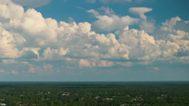 Florida banliyölerinde uçan beyaz bulutlu mavi gökyüzü. Renkli yaz gökyüzü.