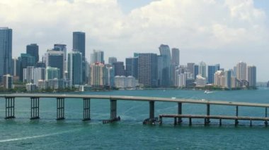 Florida, ABD 'de Miami Brickell şehir merkezindeki köprü trafiği ve gökdelen binaları. İşletme finans bölgesiyle Rıhtımlı Amerikan megapolis.