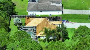 İnşaat işçileri çatı kaplamasını değiştiriyor. Florida 'daki evin tamiri. Çatıdan eski asfalt kiremitlerin çıkarılması. Gayrimenkul geliştirme kavramı.