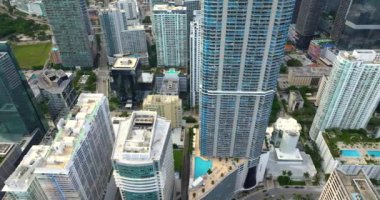 Miami 'nin şehir merkezi, Florida, ABD. Modern Amerikan megapolis 'indeki yüksek gökdelenli binaların kentsel manzarası.