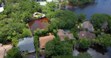 Florida, ABD 'deki yerleşim birimlerinde kasırga evleri sular altında bıraktı. Doğal afetten sonra.