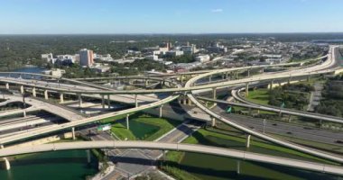 Amerikan şehir bölgesinde büyük bir otoyol kavşağı. Araç trafiğini ekspres geçmek için üst kavşak şeritleri yığılmış. Tampa, Florida