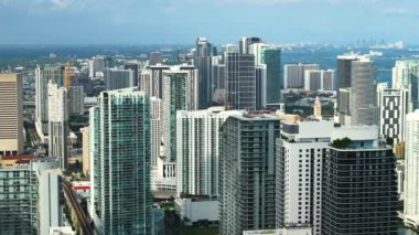 Miami, Florida. ABD şehir merkezinde beton ve cam gökdelen binaları var. Güneşli bir günde iş dünyasının finans bölgesiyle Amerikan megapolis 'i.