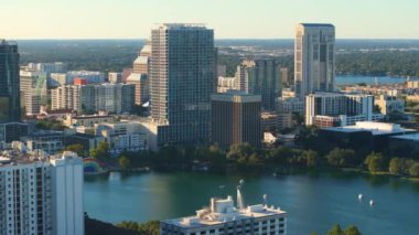 Orlando, Florida. Eola Gölü Parkı ve yüksek binaları olan Amerikan şehir mimarisi. Florida 'da gayrimenkul geliştirme. ABD seyahat hedefi.