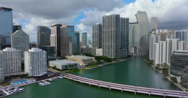 Miami, Florida şehir merkezi. Brickell Key Köprüsü. Sürücü arabaları ve yürüyen yayaları var. Modern Amerikan megapolis 'indeki gökdelen binalarının kentsel manzarası.