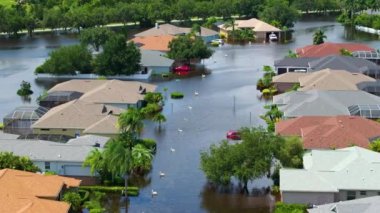 Debby Kasırgası yüzünden Florida 'da sel baskını. Sarasota 'daki sel sularıyla çevrili Laurel Meadows yerleşim bölgesindeki banliyö evleri. Doğal afetten sonra.