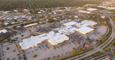 Port Charlotte, Florida 'daki büyük bir alışveriş merkezindeki alışveriş merkezleri. Amerikan perakende ve ulaşım altyapısı