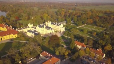 Küçük Lednice kasabası ve Çek Cumhuriyeti, Moravya 'da yeşil bahçeli kale bahçesi. UNESCO Dünya Mirası Alanı.