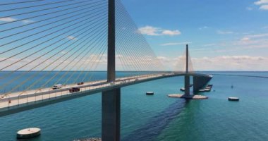 Florida, St. Petersburg 'daki Tampa Körfezi üzerindeki Sunshine Skyway Köprüsü' nde trafik arabaları kullanılıyor. ABD 'de ulaşım altyapısı.