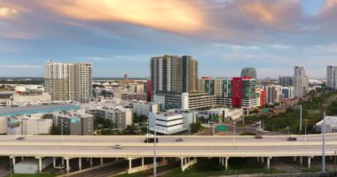 Hızlı sürüşler için yüksek şeritli Tampa otoyolu. Karmaşık otoyol kavşağında giden araçlar.