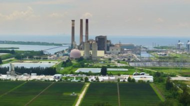Elektrik enerjisi üretimi için fosilden sürdürülebilir yakıta geçiş. Tampa, Florida yakınlarındaki Apollo Beach 'teki Big Bend Elektrik İstasyonunda güneş fotovoltaik panelleri.