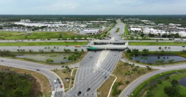 Sarasota, Florida 'da çok şeritli otoyol kavşağı. Elmas taşıma altyapısını değiştiren Amerika 'nın hava görüntüsü