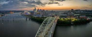 Geceleri Ohio, Cincinnati 'de şehir merkezindeki karayolu trafiğinin hava görüntüsü. Modern Amerikan şehir merkezindeki parlak gökdelen binaları.