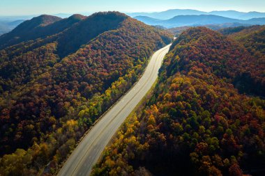 Kuzey Carolina 'daki I-40 otoyolunun havadan görünüşü altın sonbahar sezonunda Asheville' e doğru Appalachian dağlarından geçiyor. Enerji krizi ve yüksek benzin fiyatları kavramı.