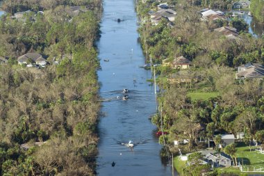 Florida yerleşim bölgesinde araba süren kasırga sonrası sel basmış caddelerin hava görüntüsü. Doğal afetin sonuçları..